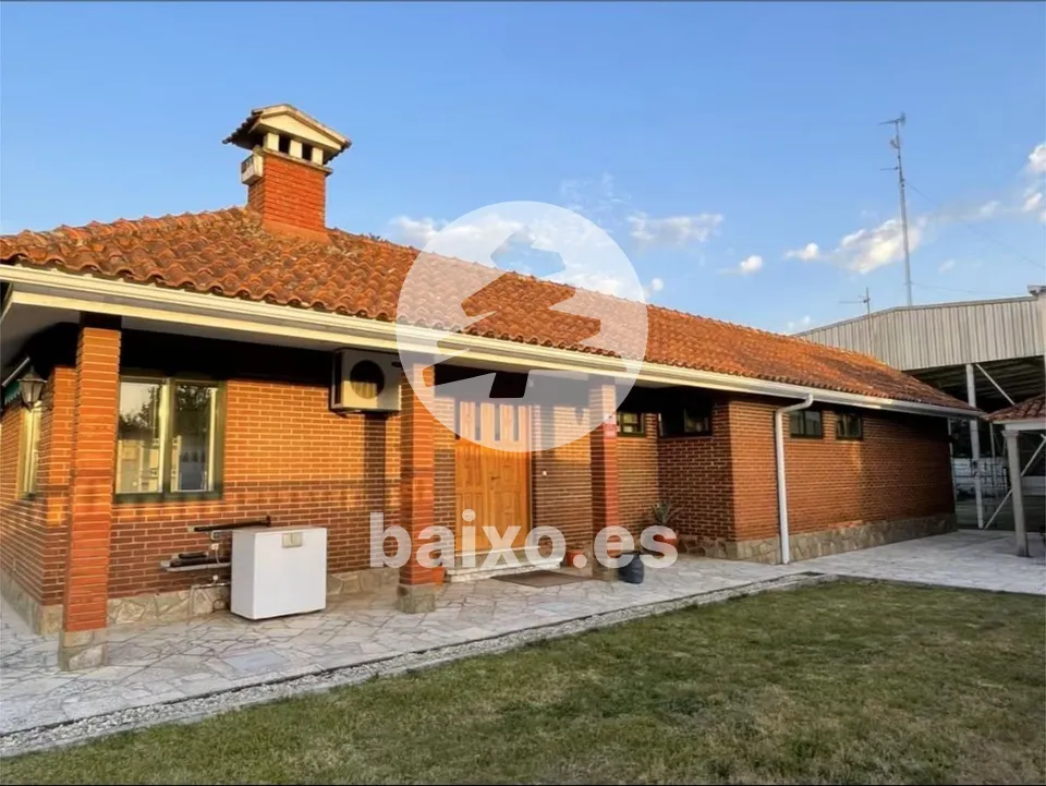 CASA CON FINCA Y PISCINA