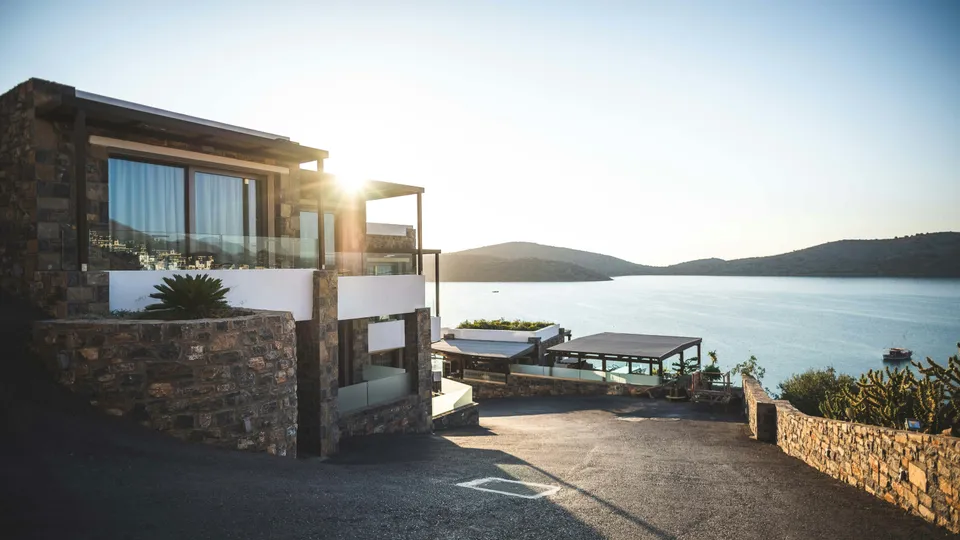 Vivienda de piedra junto a la costa